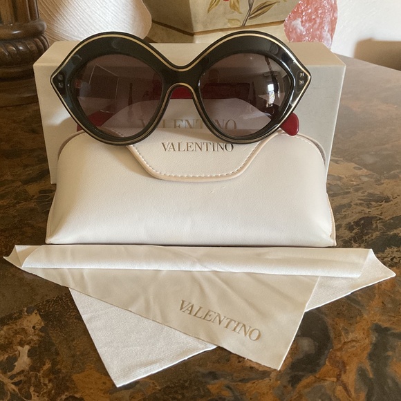 VALENTINO CAT EYE RED/BLACK WOMAN SUNGLASSES WITH CASE - Picture 13 of 16